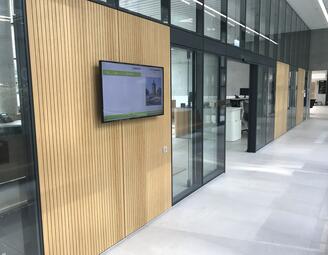 Vergrößerte Ansicht von Das 2021 neu eröffnete moderne Bürgerservice-Zentrum Süd befindet sich im Technischen Rathaus Mannheim. Das Bild zeigt den Eingangsbereich des Bürgerservice-Zentrums.