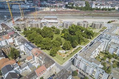Vergrößerte Ansicht von Der umgangssprachlich nur „Glückstein-Park“ genannte Park wurde im Jahr 2018 mithilfe des Planungsbüros GREENBOX neugestaltet. Die Grünfläche wurde von 12.500 auf 20.000 Quadratmeter vergrößert und zu einem attraktiven Park umgestaltet.