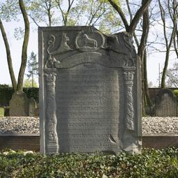 Vergrößerte Ansicht von Der Grabstein des Hoffaktors Lemle Moses Reinganum
