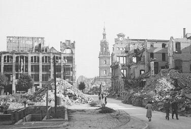 Vergrößerte Ansicht von Eingang zum Paradeplatzbunker nach der Zerstörung von 1943