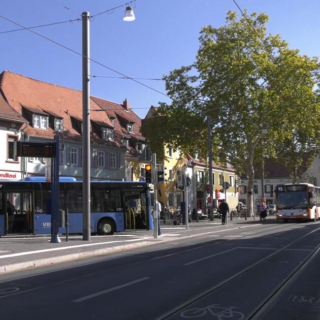 Seckenheimer Hauptstraße mit Blick auf die Bushaltestelle