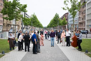 Vergrößerte Ansicht von Einweihungsfest mit Gästen und Musikern in der neuen Augustaanlage