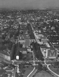 Vergrößerte Ansicht von Historisches Luftbild in schwarz-weiß zeigt Mannheim von oben. Man erkennt die Augusta-Anlage mit großen Bäumen.