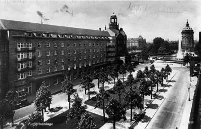 Vergrößerte Ansicht von Historische Schwarzweiß-Aufnahme. Im Hintergrund der Wasserturm, davor der Anfang der Augustaanlage mit den noch jungen Platanen.