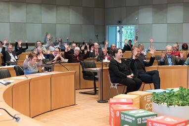 Vergrößerte Ansicht von Blick auf klatschendes Publikum in Gebärdensprache