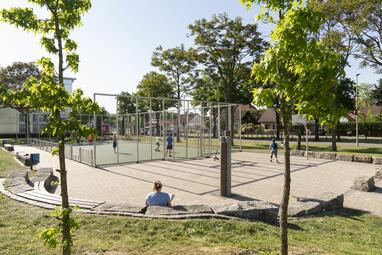 Vergrößerte Ansicht von Sportplatz mit spielenden Jugendlichen