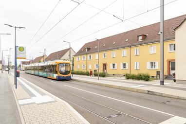 Vergrößerte Ansicht von Wartende Straßenbahn an der Haltestelle Schönauschule