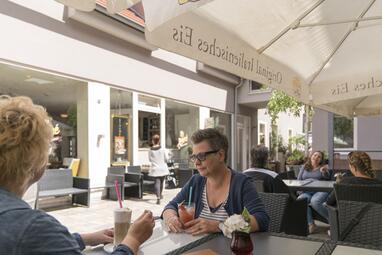 Vergrößerte Ansicht von Zwei Frauen im Eiscafe