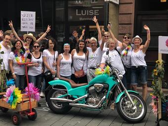 Vergrößerte Ansicht von Auf diesem Bild sind die Mitgliederinnen* des Frieda-Netzwerkes zu sehen auf dem CSD Mannheim 2019.