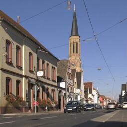 Vergrößerte Ansicht von Seckenheimer Hauptstraße mit Blick auf dieKirche