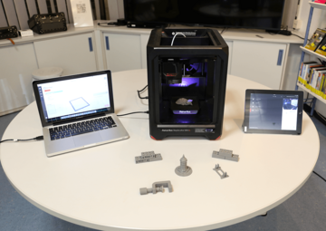 Vergrößerte Ansicht von 3D Drucker mit iPad und Laptop