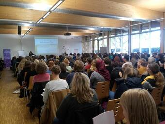 Vergrößerte Ansicht von Auf diesem Bild kann man die Teilnehmer*innen sehen, die bei der Fachtagung teilnehmen.