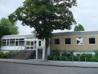 Vergrößerte Ansicht von Foto der Zweigstelle Neckarau von außen