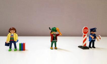 Vergrößerte Ansicht von Playmobilfiguren Polizist, Bibliothekarin, Detektiv