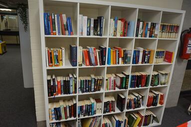 Vergrößerte Ansicht von Foto eines Bücherflohmarkts