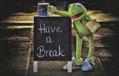 Vergrößerte Ansicht von Kermit der Frosch mit Schild Have a Break