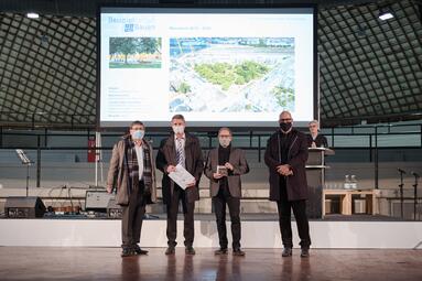 Vergrößerte Ansicht von Vertreter der Stadt Mannheim nehmen den Preis "Beispielhaftes Bauen" entgegen