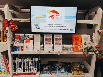 Vergrößerte Ansicht von Foto der Heiss auf Lesen-Ausstellung in der Mobilen Bibliothek