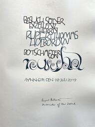 Vergrößerte Ansicht von Eintragung in das Goldene Buch der Stadt Mannheim anlässlich des Besuchs des Botschafters von Neuseeland (Hr. Rupert Thomas Holborow) im Jahr 2019