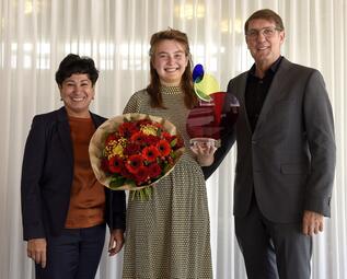 Vergrößerte Ansicht von Von links nach rechts: Gleichstellungsbeauftragte Zahra Deilami, Gewinnerin des Helene Hecht-Nachwuchspreises Julla Kroner und Kulturbürgermeister Michael Grötsch.