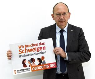 Vergrößerte Ansicht von Erster Bürgermeister Christain Specht mit dem Schild der Mitmachaktion