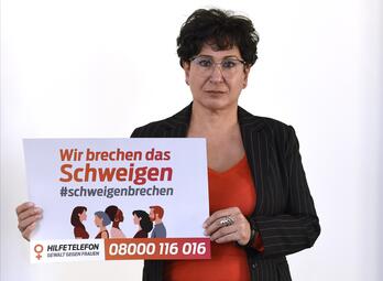 Vergrößerte Ansicht von Zahra Deilami, Geichstellungsbeauftrgte der Stadt Mannheim mit dem Schild der Mitmachaktion