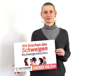 Vergrößerte Ansicht von Sylvia Haller, Fachreferentin zur Umsetzung der Istanbul-Konvention mit dem Schild der Mitmachaktion