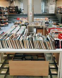 Vergrößerte Ansicht von Foto des Sommerflohmarkts in der Zentralbibliothek