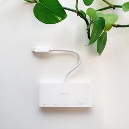 Vergrößerte Ansicht von Kartenlesegerät und USB-Hub der Firma VIVANCO