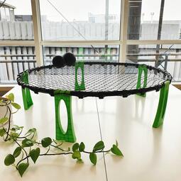 Vergrößerte Ansicht von Spikeball-Set, aufgebaut mit 2 schwarzen Bällen