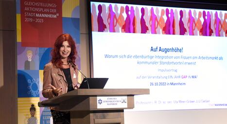 Vergrößerte Ansicht von Proffessorin in rente Uta Meier-Gräwe bei ihrer Rede