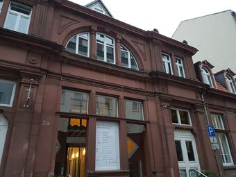 Vergrößerte Ansicht von Die GBG - Mannheimer Wohnungsbaugesellschaft hat nach umfangreichen Renovierungsarbeiten 2018 das „Haus für Vielfalt und Engagement“ in der Alphornstraße 2a eröffnet, das fortan zahlreiche Beratungs- und Serviceangebote in der Neckarstadt-West beheimatet.