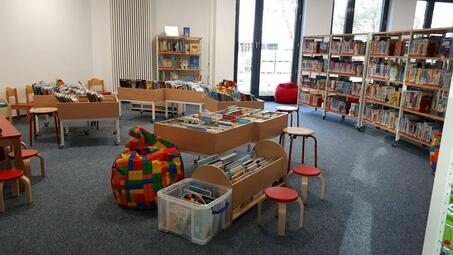 Vergrößerte Ansicht von Der Stadtbezirk Schönau hat eine eigene Zweigstelle der Stadtbibliothek Mannheim. 2020 eröffnete diese in neuen Räumlichkeiten, nachdem 2019 ein verheerender Brand die Übergangsbehausung zerstört hatte. Die freundlichen, hellen Räume finden sich im Gebäude des Johanna-Geissmar-Gymnasiums.