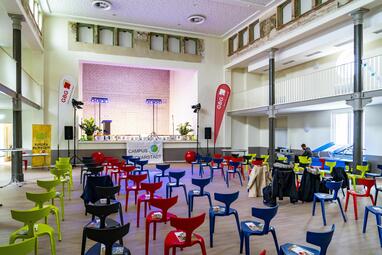 Vergrößerte Ansicht von Das Kinder- und Jugendbildungshaus Kaisergarten wurde 2022 als Herzstück des Campus Neckarstadt-West eröffnet.