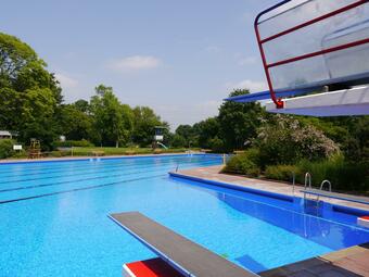 Vergrößerte Ansicht von Das Parkschwimmbad Rheinau hat ein Schwimmerbecken mit 3m-Sprungturm, ein Nichtschwimmerbecken mit kleiner Rutsche und ein Planschbecken.