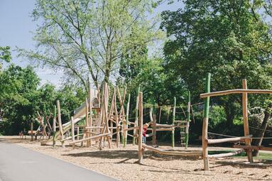 Vergrößerte Ansicht von Der Stempelpark in Käfertal wurde 2022 nach aufwändiger Sanierung wiedereröffnet. Neben einer Aufwertung der Grünflächen wurden auch die beiden Spielbereiche im Park neu gestaltet.