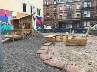 Vergrößerte Ansicht von Der Spielplatz in der Beilstraße im Jungbusch wurde 2021 saniert und lädt alle Altersgruppen zum Spielen ein.
