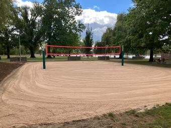Vergrößerte Ansicht von Auf Anregung des BBR Neckarau und auf Wunsch zahlreicher Bürgerinnen und Bürger wurde am Strandbad 2022 ein Beachvolleyballfeld gebaut. Das Feld entspricht nationaler Wettkampfgröße und ist im Nahbereich des Restaurants und des Spielplatzes verortet.