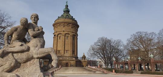 Vergrößerte Ansicht von Die über die Stadtgrenzen hinaus bekannte Fontänenanlage am Mannheimer Wasserturm wurde von 2021 bis 2023 aufwendig saniert. An Gründonnerstag, 6. April 2023, sprudelt das Wasser dann wieder pünktlich zum Beginn der Bundesgartenschau 2023. Dabei können sich die Mannheimerinnen und Mannheimer sowie Besucherinnen und Besucher unter anderem auch dank der energiesparenden LED-Beleuchtung auf ein besonderes Erlebnis freuen.