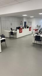 Vergrößerte Ansicht von Der Bürgerservice in der Neckarstadt befindet sich seit 2020 am neuen Standort in der Mittelstraße 40. Er ist  bedarfsgerecht, bürgerfreundlich und barrierefrei. Im gleichen Gebäude befindet sich auch die Stadtteilbibliothek der Neckarstadt.