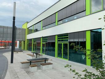 Vergrößerte Ansicht von Über einen Erweiterungsbau für die verbindliche Ganztagesschule darf sich seit 2019 die Bertha-Hirsch-Schule freuen.