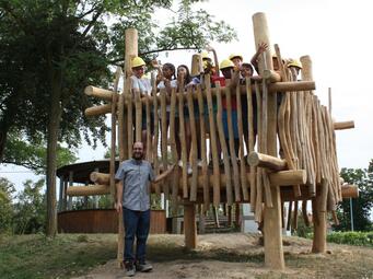 Vergrößerte Ansicht von Unter dem Motto „Abenteuer in Bewegung“ haben Kinder und Jugendliche vom Abenteuerspielplatz Waldpforte mit Fachleuten eine erweiterbare Kletteranlage der ganz besonderen Art gebaut. Diese wurde 2021 eingeweiht. Der Abenteuerspielplatz Waldpforte ist ein stadtteilorientiertes Freizeitgelände und gehört zum benachbarten Jugendhaus Waldpforte der Abteilung Jugendförderung im Fachbereich Jugendamt und Gesundheitsamt der Stadt Mannheim.