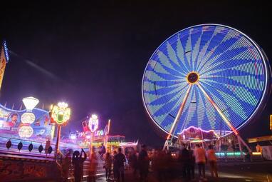 Vergrößerte Ansicht von Das mobile Freizeitangebot "Fun &amp; Food" fand 2021 auf dem Neuen Messplatz statt. Rund 165.000 Gäste haben das Angebot mit rund 60 Fahrgeschäften und Gastronomiebetrieben wahrgenommen.   