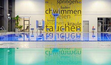 Vergrößerte Ansicht von Das Gartenhallenbad Neckarau als familienorientiertes Sportbad spricht viele Zielgruppen an. Sportliche Schwimmer können sich auf 5 Bahnen im 25 m-Sportbecken freuen. Für Nichtschwimmer steht ein eigenes Nichtschwimmerbecken zur Verfügung. Auf die kleinen Gäste und Familien wartet ein Planschbecken und ein eigenes Babybecken.