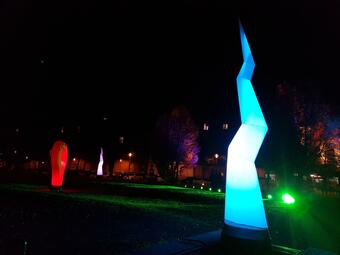 Vergrößerte Ansicht von Beim jährlich stattfindenden größten Kulturfestival der Neckarstadt laden zahlreiche Veranstaltungen dazu ein, die Neckarstadt-West von ihrer kulturellen Seite und in ihrer Vielfalt kennen zu lernen. Die Lichtmeile wird gemeinsam vom Kulturamt der Stadt Mannheim und dem Quartiermanagement Neckarstadt-West organisiert.