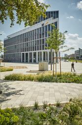 Vergrößerte Ansicht von Die Neugestaltung des Lindenhofplatzes, der sich auf der Südseite des Mannheimer Hauptbahnhofs befindet, wurde 2021 abgeschlossen.