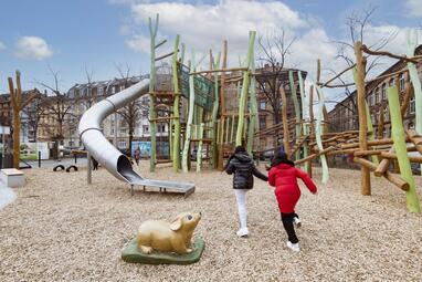 Vergrößerte Ansicht von Die Sanierung des Ende 2021 wiedereröffneten Spielplatzes war ein wichtiger Baustein der Gesamtmaßnahme Neumarkt im Rahmen der Lokalen Stadterneuerung (LOS). Der Spielplatz ist für alle Altersgruppen geeignet.