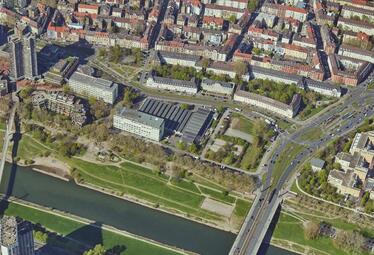 Vergrößerte Ansicht von Am rechten Bildrand liegt zwischen Neckaruferbebauung, gewerblichen Schulen und Universitätsklinikum das bislang unbebaute Grundstück Schafweide. Die Fläche wird aktuell städtebaulich entwickelt.