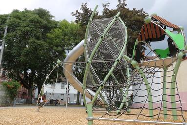 Vergrößerte Ansicht von Der Spielplatz in der Fröhlichstraße wurde 2022 auf Initiative der Lokalen Stadterneuerung (LOS) saniert und aufgewertet. Neben neuen Spielgeräten gibt es jetzt mehr Bänke, eine ansprechende Bepflanzung und erneuerte Wege.