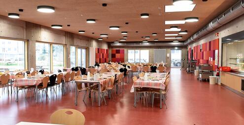 Vergrößerte Ansicht von 2022 wurde der Bau einer neuen Mensa und einer Doppelturnhalle an der Gretje-Ahlrichs-Schule abgeschlossen. Mit der neuen Mensa und Turnhalle werden räumliche Anforderungen an eine moderne Schulverpflegung sowie ein Schulsportangebot erfüllt und eine gemeinsame Nutzung der Gretje-Ahlrichs-Schule und der Hermann-Gutzmann-Schule ermöglicht.